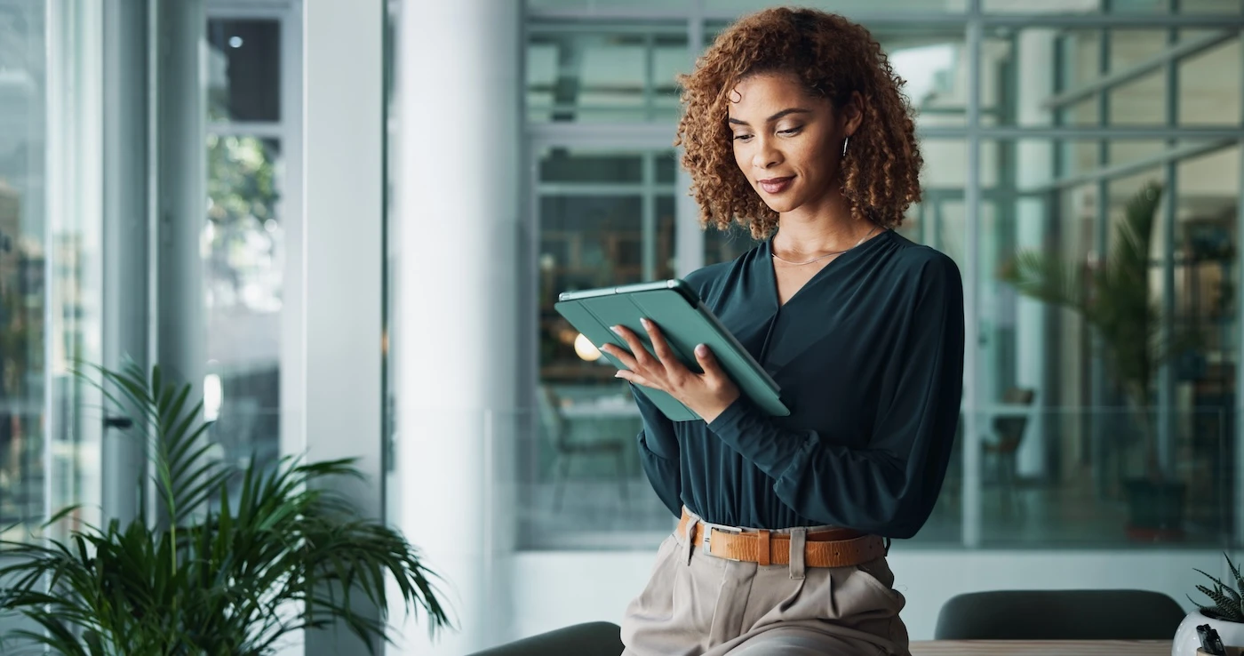Tablet, creative woman and hands with communication, research or reading news for publishing in startup office. Digital technology, manager and planning business project, review and problem solving. SSUCv3H4sIAAAAAAAAA21Sy27DMAz7F597SJq1aPsrwzAottoYta3AVrYFRf99slxgzxspiCLp5GZGKN6a0834EJbCGdhTMqduYzImh1nhWx72nSJ0nil7CMpGYDsliGhOpkxE/HrYdfv9zmwMeNm4b0xh4KVgEQthFhgvolf+5S1juSCqsowVyGb37/xeYwUEPfhsDof++IRu7AbZ6fBwPJ6PPQzmZWOu74w5PmxhcZ4anLO3Pl0aIZ5qQ00m5SlW0zItLFqh9lp5q5yIkddZmvYS52wlQlriWOWmH/a7p2231Xx1sbTUTto+8usrTF6O5rUZ6n3vHgmXORA4riENOBrxYV/NfuSRgcsIsbCPLQwEiKsiXBGjokiF54mYitIV1uhtJiUzJbdTZCnQkkf6aHNI9Tmi9IXmgzMV//3O6C8aQ0ftRPCzQwj1HdS3/j7yhSImbhoL6Zem/B312yGfBd3vn0rFVouSAgAA
